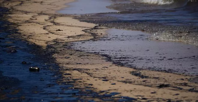 Las impactantes imágenes del kilométrico vertido en las playas de València