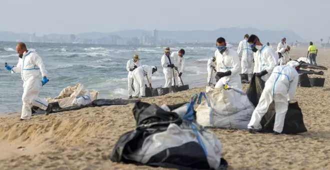 Reabiertas las tres playas de València afectadas por el vertido, pero con el baño prohibido