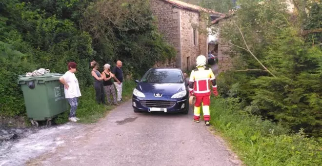 Rescatado un vehículo que cayó por un terraplén en Alceda sin causar heridos