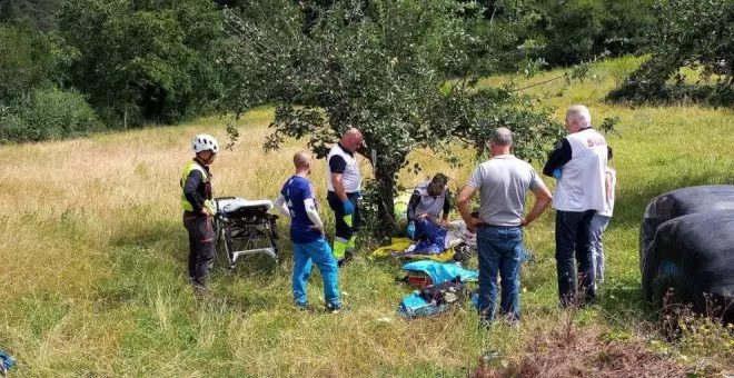 Un parapentista choca contra un árbol en Lebeña