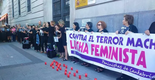 Cerca de 300 personas forman el 'Cortejo fúnebre' por las calles de Santander en homenaje a las víctimas de violencia machista