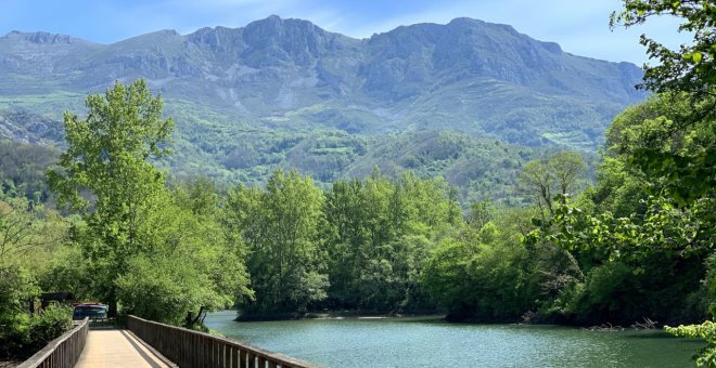 Siete autobuses diarios al embalse de Valdemurio y Bárzana, en el concejo de Quirós