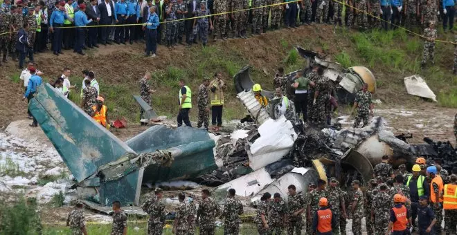 Mueren 18 personas al estrellarse un avión durante el despegue en Nepal
