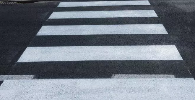 Un menor choca con su bici eléctrica contra un turismo en un paso de cebra en Santander