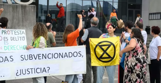 Los jóvenes de Rebelión o Extinción muestran su apoyo social a las puertas de los juzgados