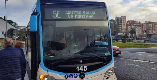 "Santander ha vivido un auténtico caos, con autobuses saturados, personas hacinadas y con largas colas de espera que han provocado peleas"