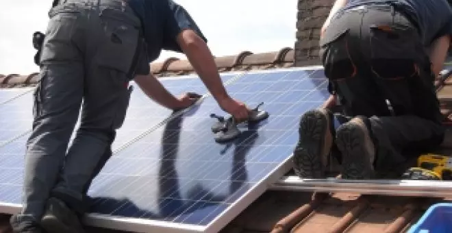 Estos científicos han reciclado paneles solares para mejorar el rendimiento de las baterías de iones de litio