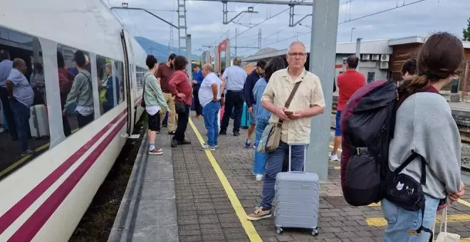 Una nueva avería de un Alvia a Madrid provoca un retraso de varias horas y pone en riesgo las conexiones de muchos viajeros