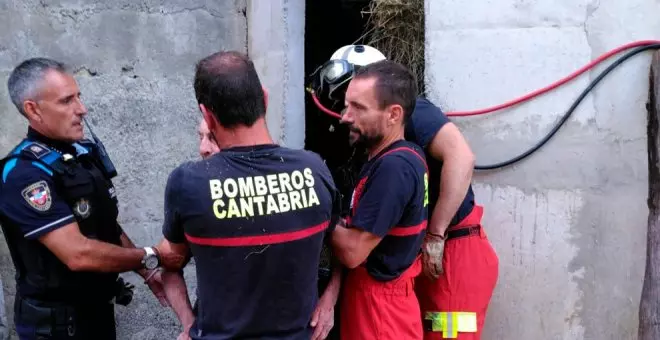 Rescatado un hombre de 89 años que había quedado atrapado entre una pared y fardos de silo en Laredo