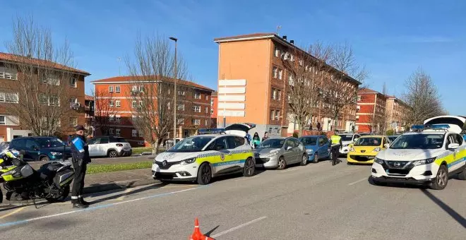 Un conductor sin carné abandona el coche ante un control y la copiloto simula ser la conductora