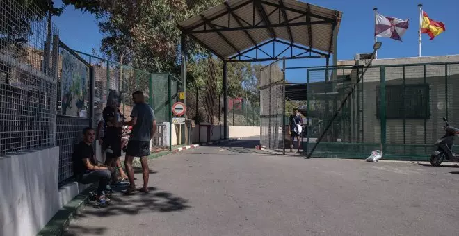 Comienza la acogida de las 15 personas migrantes que acampaban fuera del CETI de Ceuta por saturación