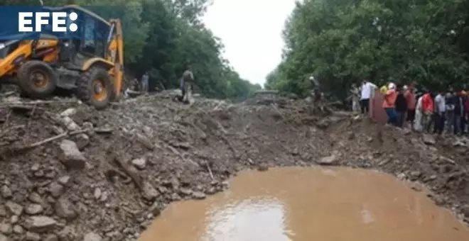 Operarios intentan reabrir la carretera que conecta a Cachemira con el desierto de Ladakh