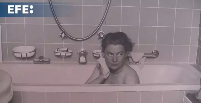 La icónica foto de Lee Miller en la bañera de Hitler se expone en la Costa Brava