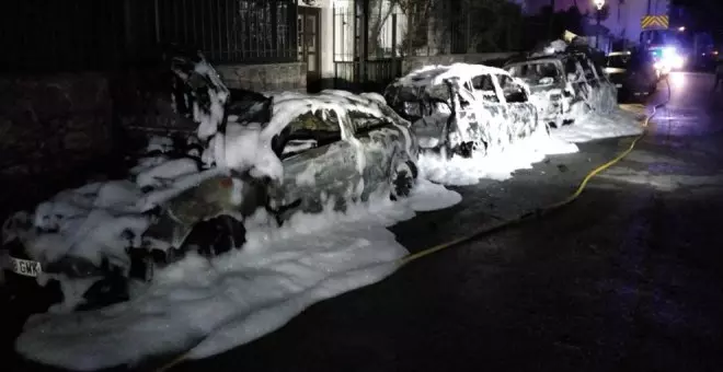 Extinguido el incendio de tres vehículos frente a un taller en Escalante