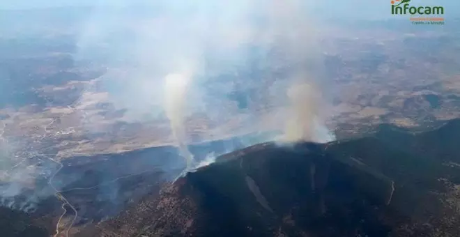 Una veintena de medios trabajan en la extinción del incendio declarado en La Estrella que supera las 300 hectáreas afectadas