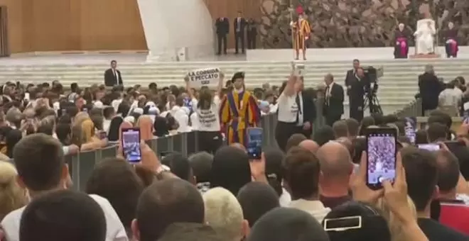 Dos activistas animalistas interrumpen la audiencia del papa Francisco con mensajes contra la tauromaquia