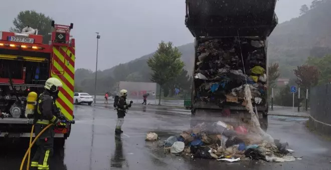 Se incendia un camión de basura de Santoña por la reacción de un producto corrosivo en su interior