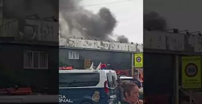 Un incendio en el bazar Siglo de Torrelavega arroja una enorme columna de humo tóxico negro