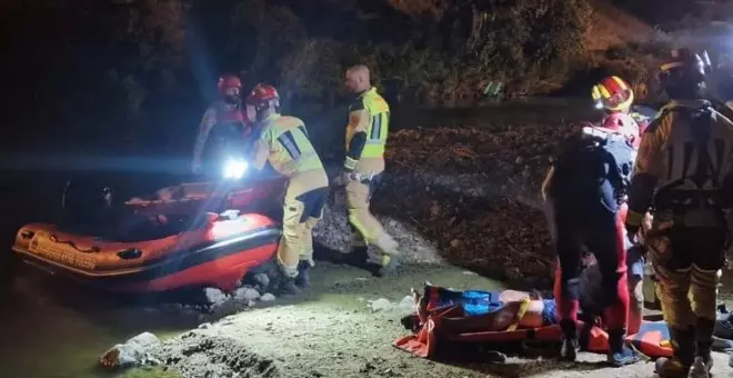 Complicado rescate a medianoche de un escalador herido en Toledo: fue trasladado a través del río en una lancha