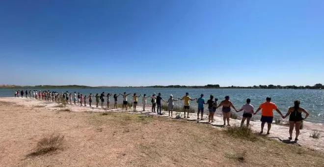 Abrazo a las lagunas de Villafranca de los Caballeros para reclamar mejoras en la gestión del agua en La Mancha Húmeda