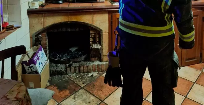 Extinguido el incendio en el tiro de una chimenea en una vivienda de Camaleño