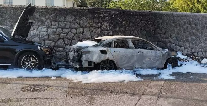 Arden dos coches entre las playas de Ris y Trengandín de Noja