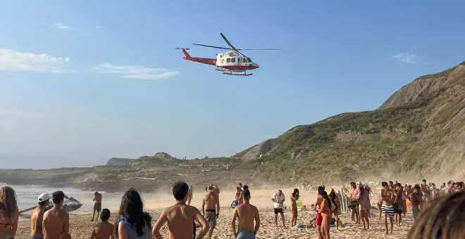 El helicóptero del Gobierno acude este domingo a cuatro rescates,  uno con tres personas con problemas en el agua en Miengo