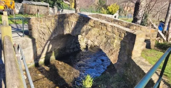 El Ayuntamiento inicia la mejora del puente del barrio del Manzanal en Baltezana