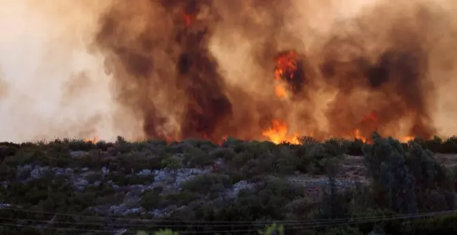 Decenas de miles de evacuados por un incendio en las afueras de Atenas