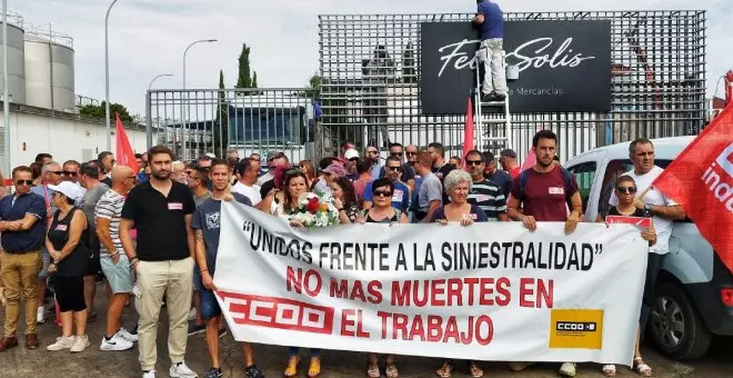 Dolor e indignación a las puertas de la bodega de Valdepeñas en la que murió un joven trabajador a causa del 'tufo'