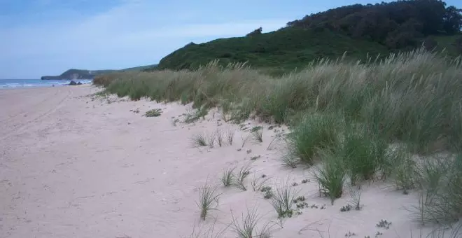 Muere un santanderino que practicaba parapente en los acantilados cerca de Merón