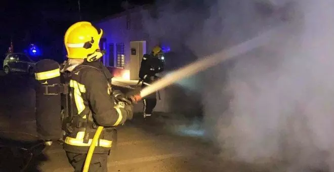 Diez coches y tres tractores afectados por el fuego al incendiarse un taller mecánico en Argamasilla de Alba