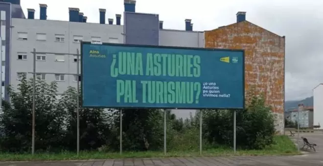 "¿Una Asturias para el turismo? ¿O una Asturias para quienes vivimos en ella?": el mensaje que ocupa una valla publicitaria