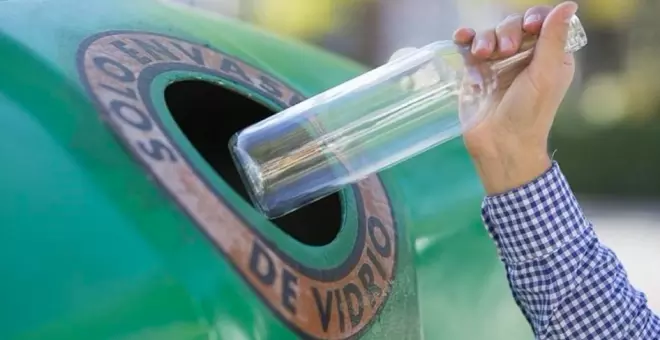 Reciclar 10 botellas de vidrio ahorra suficiente energía para cargar un 'smartphone' durante 7 meses