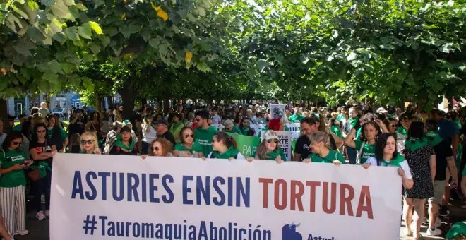 Multitudinaria marcha antitaurina en Xixón