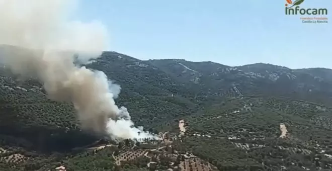 Medios aéreos y terrestres trabajan en la extinción de un incendio en Viso del Marqués