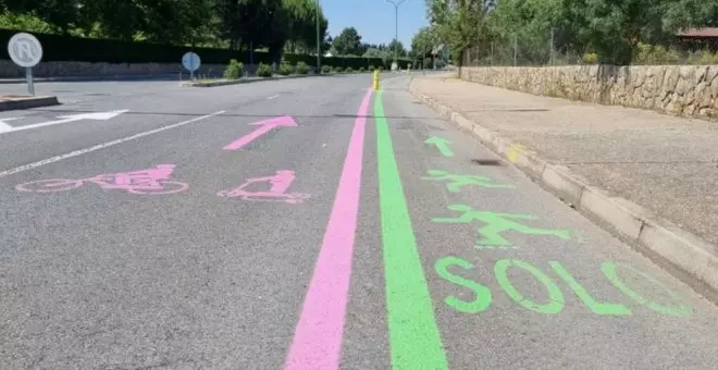 Este es el significado de las nuevas líneas verdes y rosas que empezarás a ver en la carretera