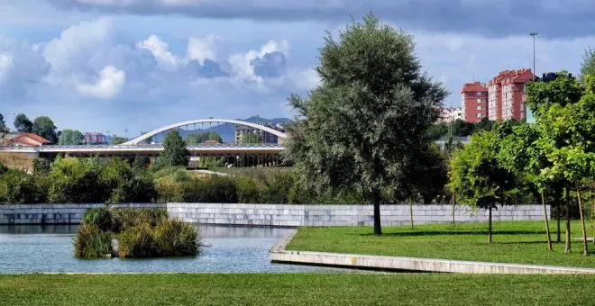 Rescatada una niña atrapada en una instalación infantil del parque de Las Llamas