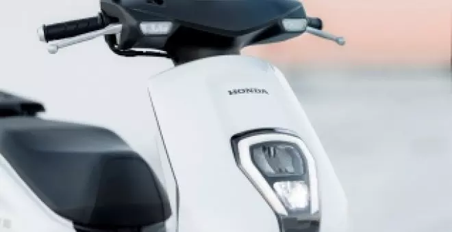 Esta moto eléctrica japonesa con batería intercambiable y que se puede conducir sin carné ha bajado de precio