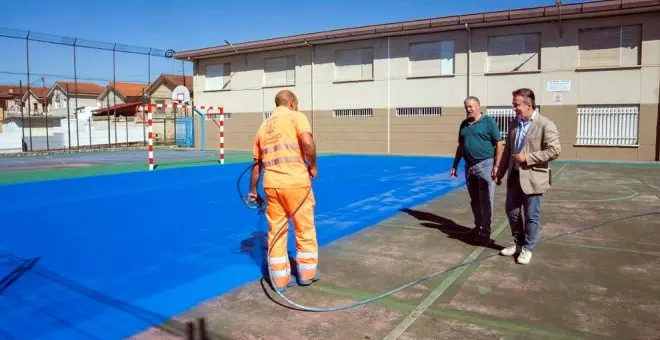 Acondicionada la pista multideportiva del CEIP Pedro Velarde de cara al nuevo curso escolar