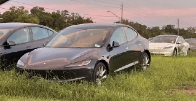 Nadie sabe por qué, pero aparecen decenas de coches eléctricos Tesla abandonados en mitad de la nada