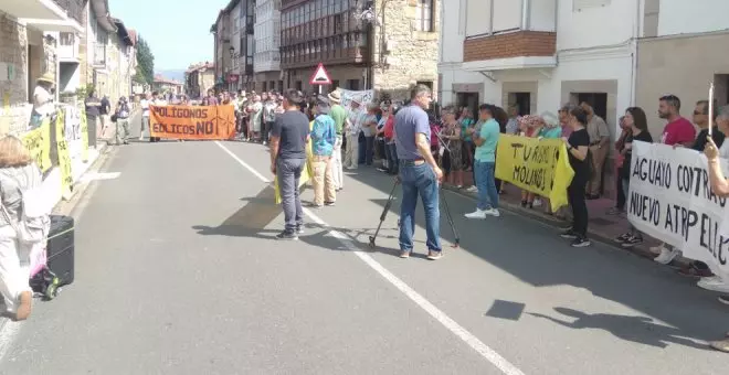 Vecinos de toda Cantabria protestan contra los destrozos de humedales, manantiales y montes de las obras del parque eólico de El Escudo