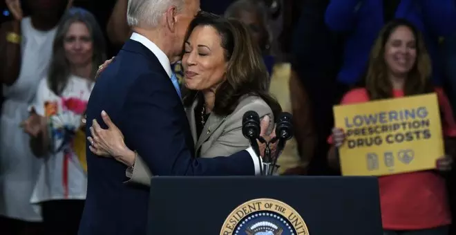 Biden recibe una abrumadora ovación en la convención demócrata y pasa el testigo a Harris