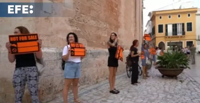 Unas 700 personas protestan en Menorca contra el turismo que expulsa a los residentes