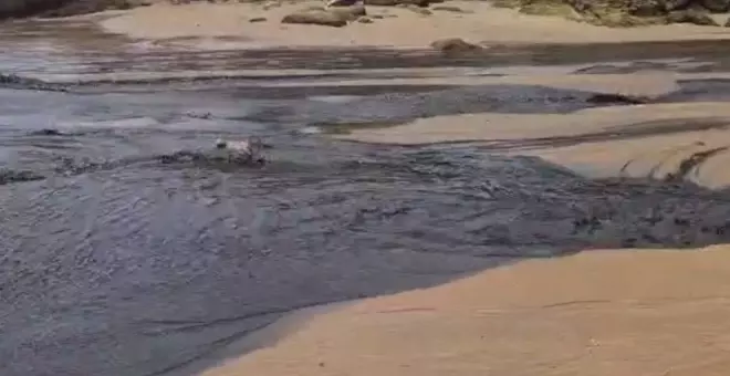 El vertido de la playa de Los Molinucos procede del alivio del estanque de patos de Mataleñas