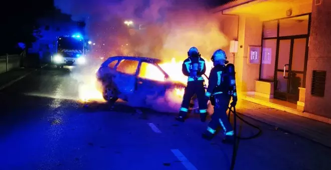 Bomberos extinguen un vehículo incendiado en Ajo