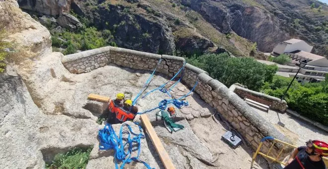 Cortada al paso la subida a las Casas Colgadas de Cuenca por peligro de desprendimiento