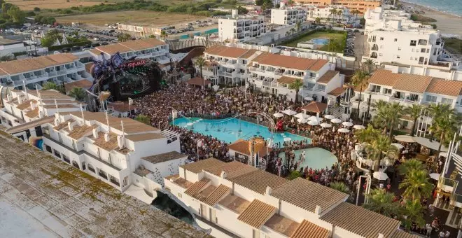 Los turistas llenan hoteles en Ibiza mientras los trabajadores luchan por encontrar un lugar donde vivir