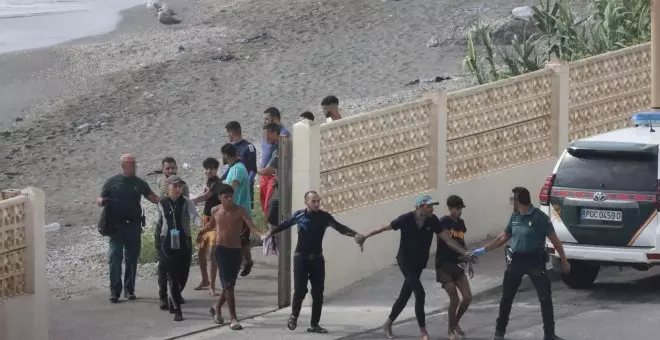 Decenas de migrantes llegan a nado a Ceuta desde Marruecos