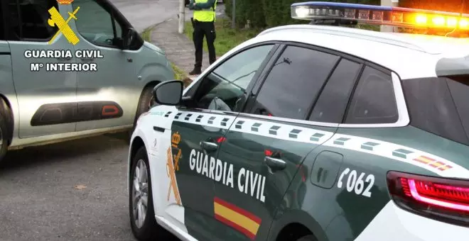 Un hombre lleva tres días encaramado a una ventana de su vivienda para evitar ser detenido